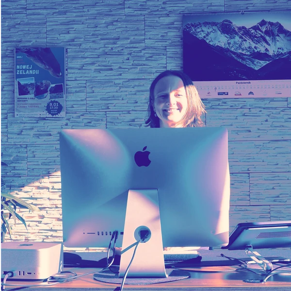 Joanna z WebKoru przy pracy nad projektem – tworzy funkcjonalne strony internetowe i automatyzacje procesów biznesowych.
